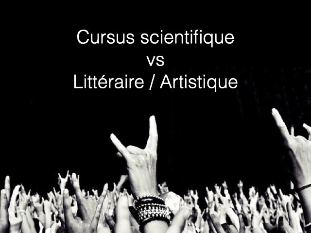 Des mains levées à un concert font le signe des cornes