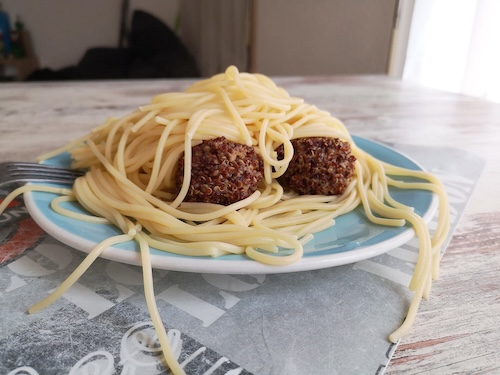 Spaghetti and meat balls on a plate